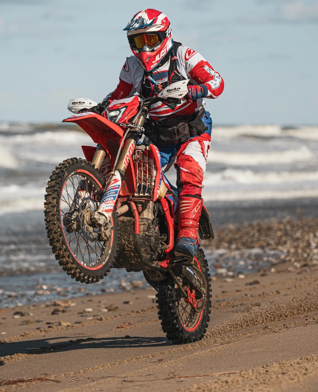 Moto enduro che impenna sulla spiaggia durante il Memorial Vincenzo Palmisano